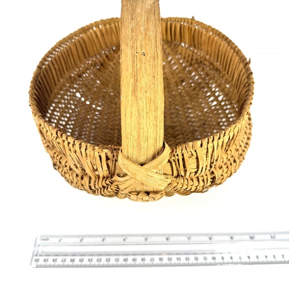 Vintage Handwoven Wicker Basket With Handle Rustic Farmhouse Cottagecore - Picture 5 of 6